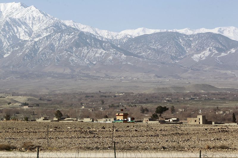 &copy; Reuters. Un village sous une chaîne de montagnes enneigées dans la province de Nangarhar, dans l'est de l'Afghanistan. Le séisme de magnitude 6,1 qui a frappé, tôt mercredi matin, des régions densément peuplées de l'Afghanistan et du Pakistan, a fait au mo