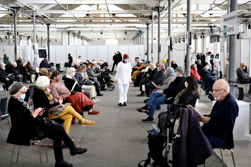 &copy; Reuters. FILE PHOTO: People wait after receiving their vaccine against the coronavirus disease (COVID-19) in the observation room of a vaccination center in Oksnehallen in Copenhagen, Denmark April 12, 2021. Philip Davali/Ritzau Scanpix/via REUTERS   