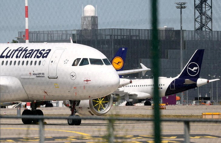 &copy; Reuters. FILE PHOTO: Planes of German air carrier Lufthansa are parked at Frankfurt airport in Frankfurt, Germany, June 2, 2020.  REUTERS/Kai Pfaffenbach/File Photo