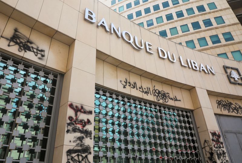 &copy; Reuters. مصرف لبنان المركزي في بيروت يوم 21 مارس آذار 2022. تصوير: محمد عزاقير - رويترز