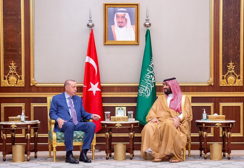© Reuters. ولي العهد السعودي الأمير محمد بن سلمان يجتمع مع الرئيس التركي رجب طيب أردوغان في جدة يوم 28 أبريل نيسان 2022. صورة لرويترز من وكالة الأنباء السعودية.