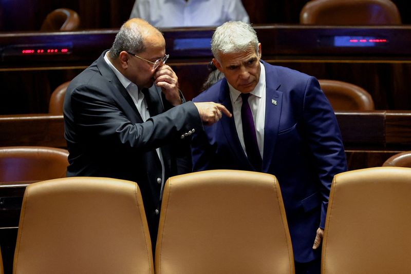 &copy; Reuters. El ministro de Asuntos Exteriores israelí, Yair Lapid, asiste a una lectura preliminar en el parlamento israelí, la Knesset, de un proyecto de ley para disolver el parlamento, en Jerusalén. 22 de junio de 2022. REUTERS/Ronen Zvulun