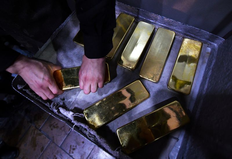 © Reuters. FILE PHOTO: An employee processes ingots of 99.99 percent pure gold at a non-ferrous metals plant in the Siberian city of Krasnoyarsk, Russia March 10, 2022. REUTERS/Alexander Manzyuk