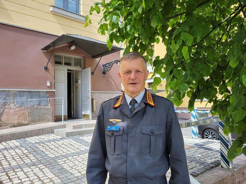 &copy; Reuters. El jefe de las fuerzas armadas de FInlandia, Timo Kivinen, posa para una fotografía en la sede del Cuartel General del Mando de Defensa de Helsinki, Finlandia, el 16 de junio de 2022. REUTERS/Anne Kauranen