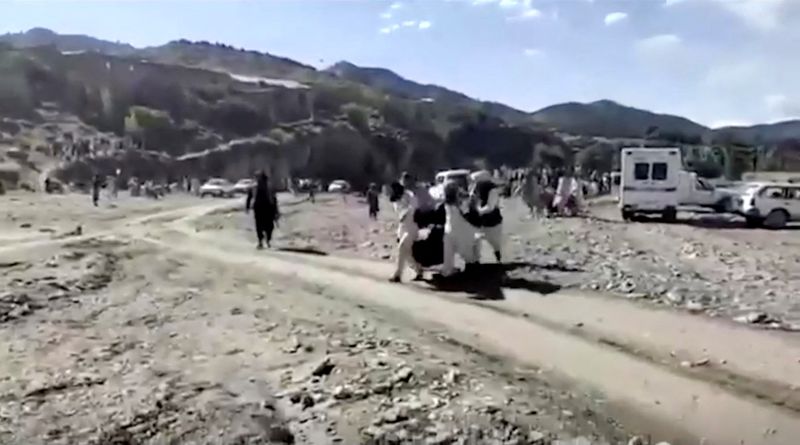 &copy; Reuters. Transporte de heridos para ser evacuados tras un fuerte terremoto, en la provincia de Paktika, Afganistán, el 22 de junio de 2022, en esta captura de pantalla tomada de un vídeo. AGENCIA DE NOTICIAS BAKHTAR/Handout via REUTERS   