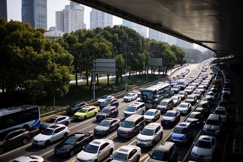 &copy; Reuters. FILE PHOTO: Cars wait in traffic in Shanghai, China March 10, 2021. Picture taken March 10, 2021. REUTERS/Aly Song