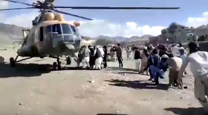 &copy; Reuters. أشخاص يحملون مصابين إلى طائرة هليكوبتر في أعقاب زلزال ضرب أفغانستان في إقليم بكتيكا يوم الأربعاء في صورة من مقطع مصور. صورة لرويترز من وكالة