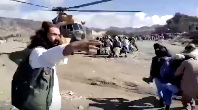 &copy; Reuters. Personas llevan a los heridos a un helicóptero tras un fuerte terremoto, en la provincia de Paktika, Afganistán. 22 de junio, 2022, en esta captura de pantalla tomada de un video. BAKHTAR NEWS AGENCY/Handout via REUTERS ESTA IMAGEN HA SIDO SUMINISTRADA 