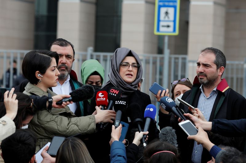 &copy; Reuters. خديجة جنكيز خطيبة الصحفي السعودي جمال خاشقجي تتحدث لوسائل الإعلام أمام محكمة في إسطنبول يوم السابع من أبريل نيسان 2022. تصوير: مراد سيزار - روي