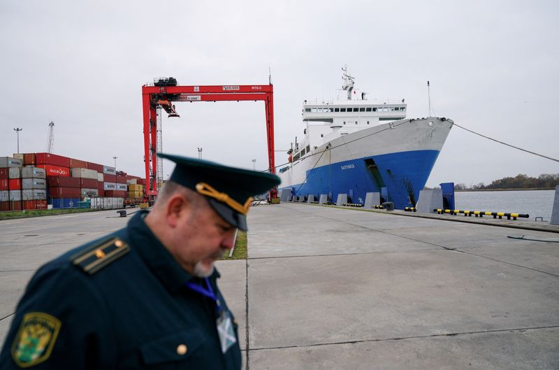 &copy; Reuters. Un funzionario russo nel porto della città di Baltysk, nell'oblast' di Kaliningrad. 28 ottobre 2021. REUTERS/Vitaly Nevar/File Photo