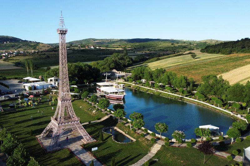 &copy; Reuters. Vista aérea de una réplica de la Torre Eiffel en Janjeve, cerca de Pristina, Kosovo 19 de junio de 2022. Imagen tomada el 19 de junio de 2022. Imagen tomada con un dron. REUTERS/Fatos Bytyci
