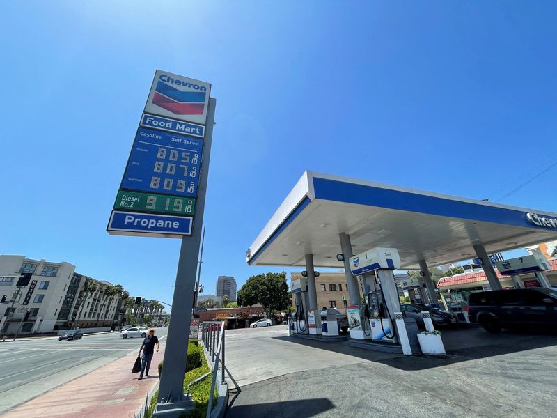 © Reuters. FILE PHOTO: Gas prices over the $8.00 mark are advertised at a Chevron Station in Los Angeles, California, U.S., May 30, 2022. REUTERS/Lucy Nicholson/File Photo