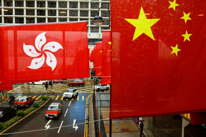 &copy; Reuters. Bandeiras de Hong Kong e da China em Hong Kong
28/06/2021 REUTERS/Tyrone Siu