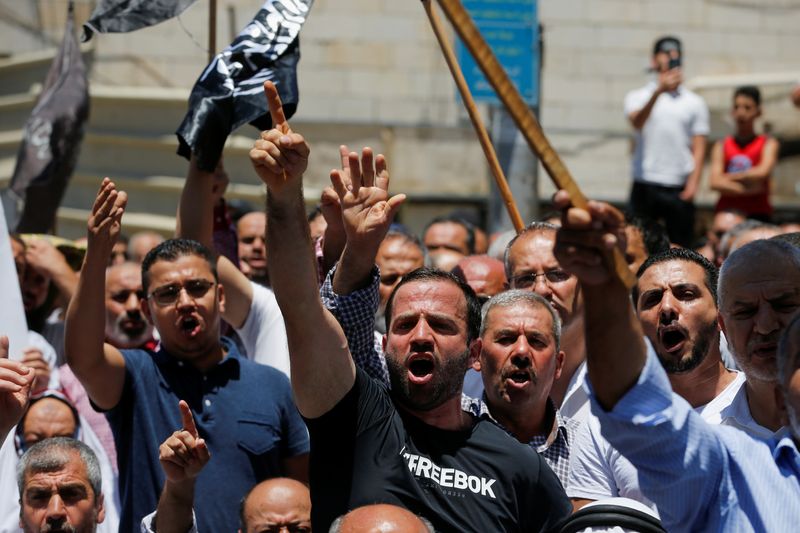 &copy; Reuters. محتجون خلال مظاهرة للتنديد بمقتل الناشط الفلسطيني نزار بنات في الخليل بالضفة الغربية - صورة من أرشيف رويترز. 