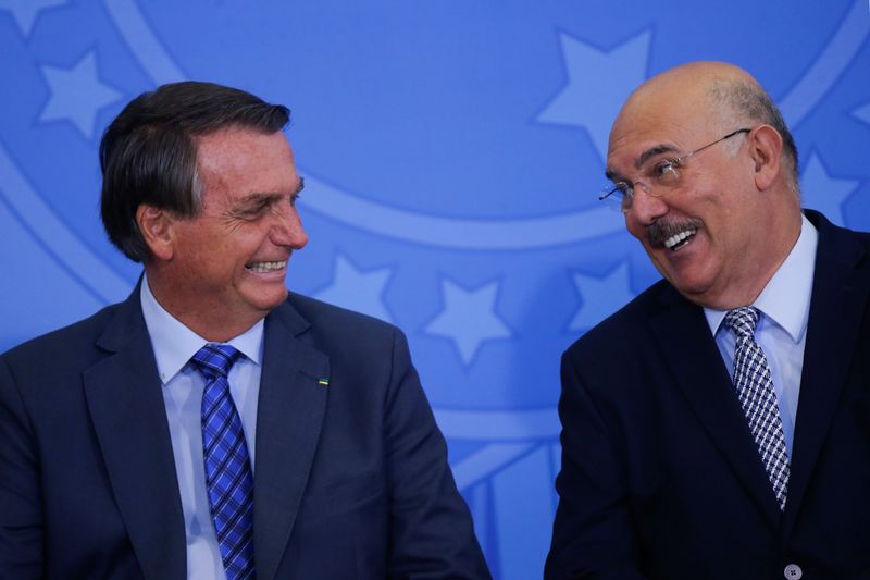 &copy; Reuters. Presidente Jair Bolsonaro ao lado de Milton Ribeiro durante cerimônia no Palácio do Planalto
04/02/2022 REUTERS/Adriano Machado