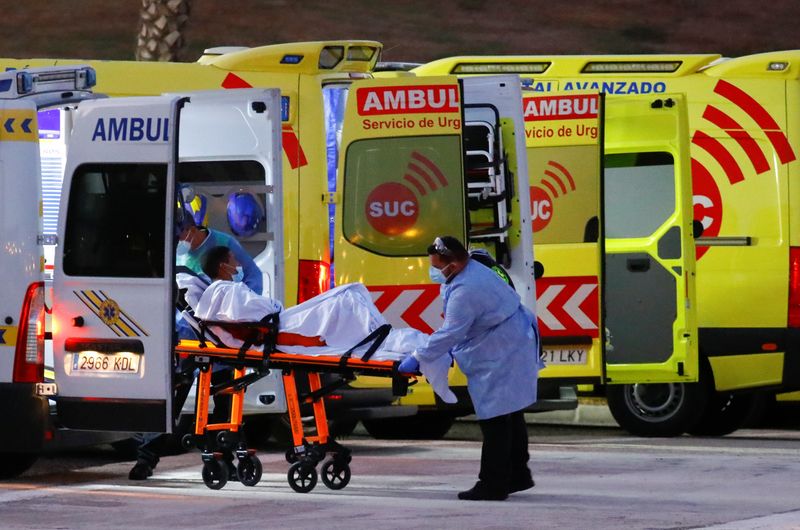 &copy; Reuters. FOTO DE ARCHIVO. Imagen referencial de una persona siendo trasladada en camilla en el hospital Doctor Negrín de Las Palmas de Gran Canaria, en la isla de Gran Canaria, España. 15 de noviembre de 2021. REUTERS/Borja Suárez