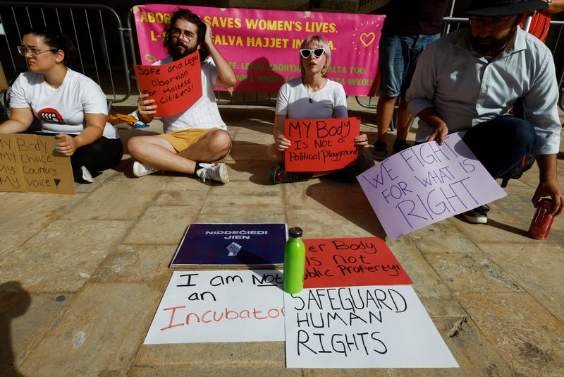 © Reuters. People demonstrate against Malta's total ban on abortion outside Parliament House in Valletta, Malta, June 22, 2022.  REUTERS/Darrin Zammit Lupi