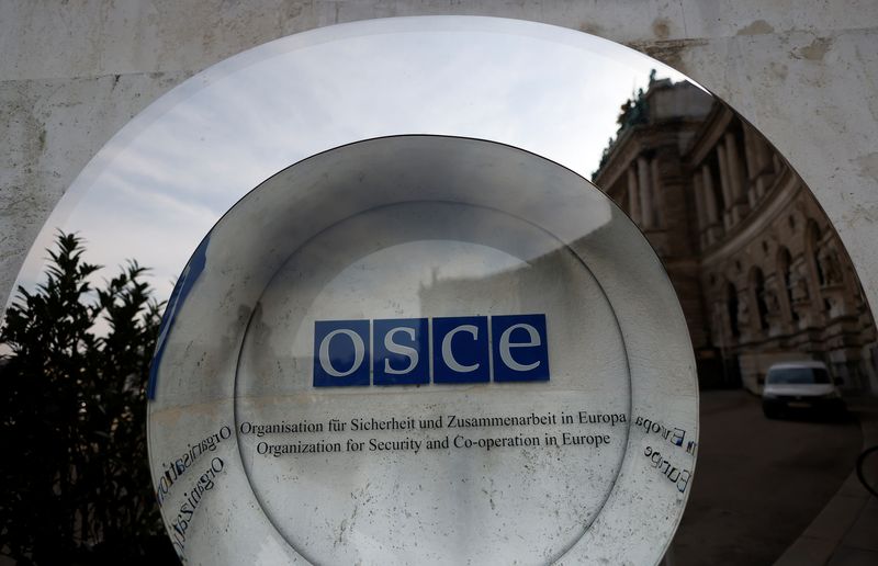 &copy; Reuters. Imagen de archivo de un cartel de la Organización para la Seguridad y la Cooperación en Europa (OSCE) en el exterior de su sede en Viena, Austria. 15 de febrero, 2022. REUTERS/Leonhard Foeger/Archivo