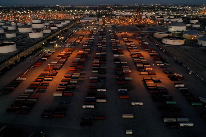 &copy; Reuters. FOTO DE ARCHIVO: Contenedores de transporte de carga, en California