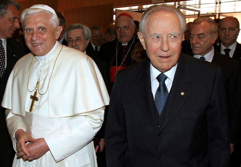 &copy; Reuters. بابا الفاتيكان السابق بنديكت مع الرئيس الإيطالي الأسبق كارلو تشامبي في روما. صورة من أرشيف رويترز.