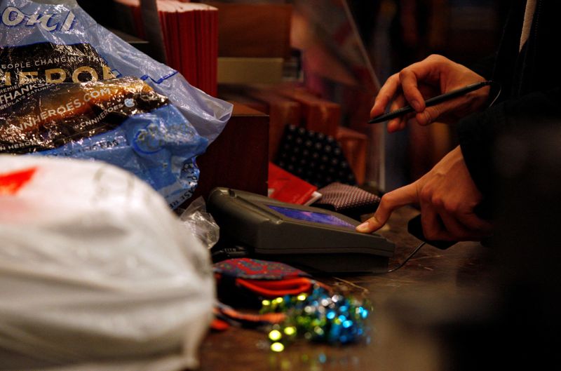 &copy; Reuters. Imagen de archivo de una persona comprando con tarjeta de crédito en una tienda de Macy's en Nueva York, EEUU. 26 noviembre 2010. REUTERS/Jessica Rinaldi