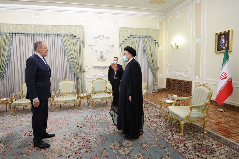 &copy; Reuters. El presidente de Irán, Ebrahim Raisi, se reúne con el ministro de Relaciones Exteriores de Rusia, Sergei Lavrov, en Teherán, Irán. 22 de junio, 2022. Sitio web del Presidente/WANA (Agencia de Noticias de Asia Occidental)/Handout vía REUTERS