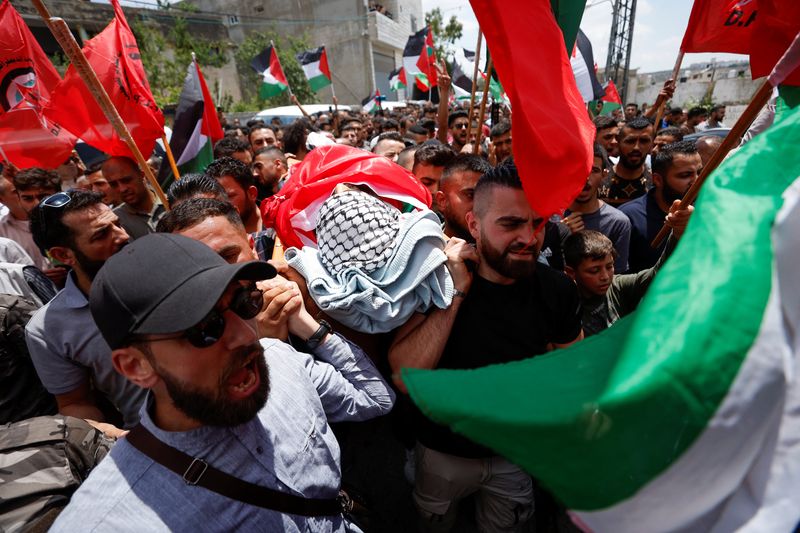 &copy; Reuters. جنازة الفلسطيني علي حسن حرب الذي قتله مستوطن إسرائيلي أثناء تشييعها في سلفيت بالضفة الغربية يوم الاربعاء. تصوير: محمد تركمان - رويترز. 