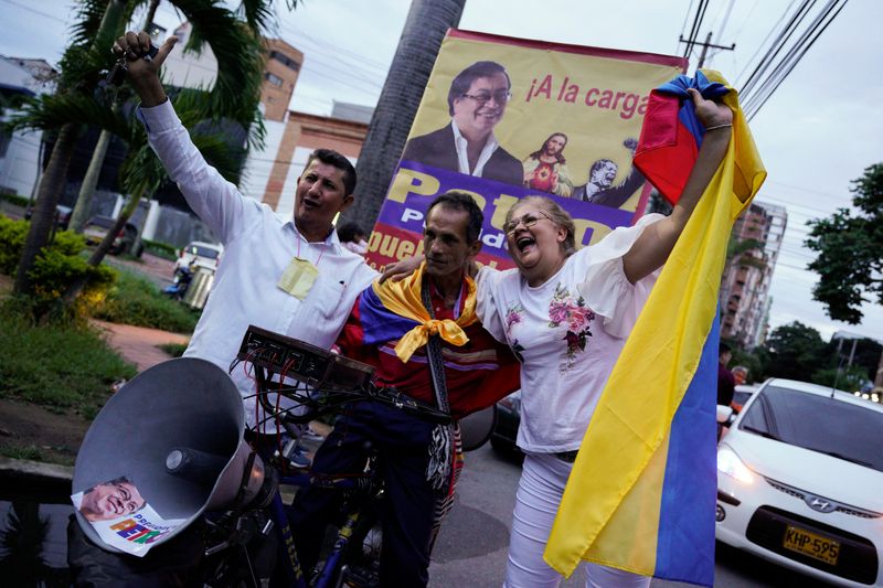&copy; Reuters. Apoiadores de Gustavo Petro comemoram vitória dele na eleição presidencial da Colômbia
19/06/2022
REUTERS/Santiago Arcos