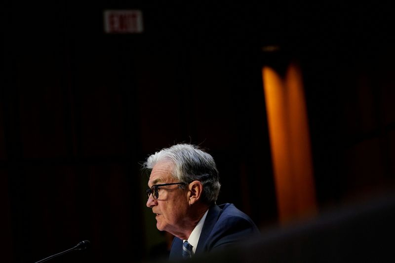 © Reuters. Federal Reserve Chair Jerome Powell testifies before a Senate Banking, Housing, and Urban Affairs Committee hearing on the 