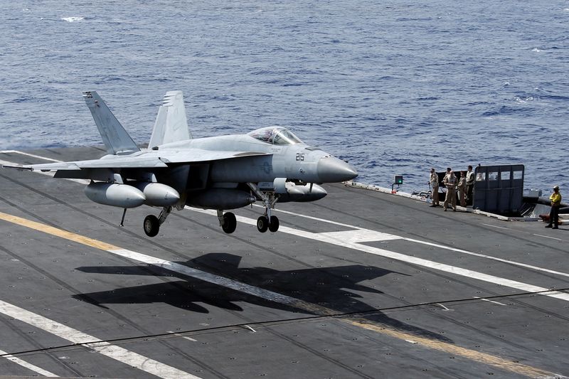 &copy; Reuters. FILE PHOTO: An F/A-18 Super Hornet lands on the deck of the USS Ronald Reagan in the South China Sea September 30, 2017. REUTERS/Bobby Yip