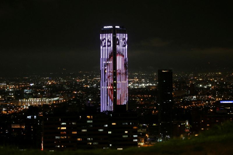 &copy; Reuters. FOTO DE ARCHIVO-La torre Colpatria se ilumina con una imagen del candidato presidencial de la izquierda colombiana, Gustavo Petro, de la coalición Pacto Histórico, tras su victoria en la segunda vuelta de las elecciones presidenciales, en Bogotá, Colom