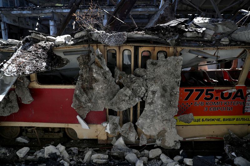 &copy; Reuters. FILE PHOTO: A damaged tram is pictured at a shelled tram depot in Kharkiv, amid Russia's attack on Ukraine, June 15, 2022. REUTERS/Ivan Alvarado    