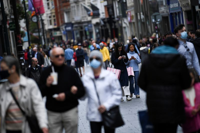 &copy; Reuters. FILE PHOTO: A general view of a crowded street while retail reopens fully as coronavirus disease (COVID-19) restrictions continue to ease after an extensive lockdown period in Dublin, Ireland, May 17, 2021. REUTERS/Clodagh Kilcoyne/