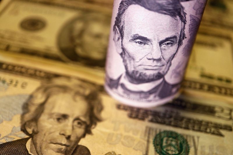 Durgunluk korkularının artmasıyla düşük ABD getirileri arasında dolar değer kaybetti