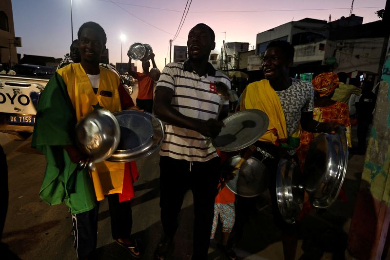 &copy; Reuters. أنصار تحالف المعارضة الرئيسي في السنغال يدقون على القدور والمقالي خلال احتجاج في العاصمة دكار يوم الأربعاء. تصوير: زهرة بنسمرا - رويترز.