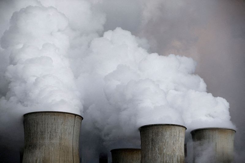 © Reuters. FILE PHOTO: Steam rises from the cooling towers of the coal power plant of RWE, one of Europe's biggest electricity and gas companies in Niederaussem, Germany,  March 3, 2016.  REUTERS/Wolfgang Rattay