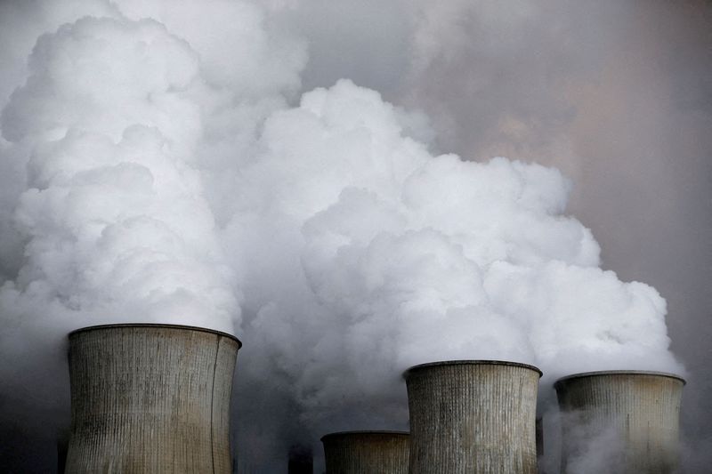 &copy; Reuters. FILE PHOTO: Steam rises from the cooling towers of the coal power plant of RWE, one of Europe's biggest electricity and gas companies in Niederaussem, Germany,  March 3, 2016.  REUTERS/Wolfgang Rattay