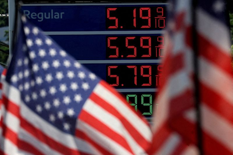 © Reuters. FILE PHOTO: Gasoline prices are displayed at an Exxon gas station behind American flag in Edgewater, New Jersey, U.S., June 14, 2022. REUTERS/Mike Segar/File Photo/File Photo