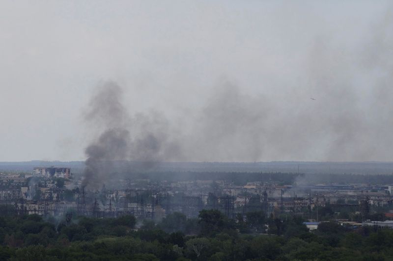 &copy; Reuters. 　６月２３日、英国防省はロシア軍がウクライナ東部の都市リシチャンスクに向かって進軍しており、川を挟んだセベロドネツクを含め周辺地域に対する圧力を強めているとの分析をツイッ