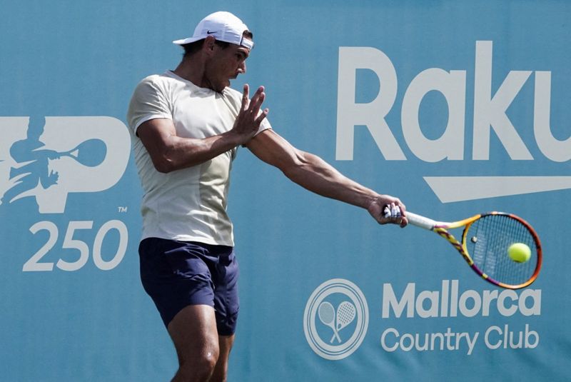 &copy; Reuters. لاعب التنس الإسباني رافائيل نادال يتدرب في أكاديمية رافا نادال في جزيرة مايوركا بإسبانيا يوم 17 يونيو حزيران 2022. تصوير: رويترز. 