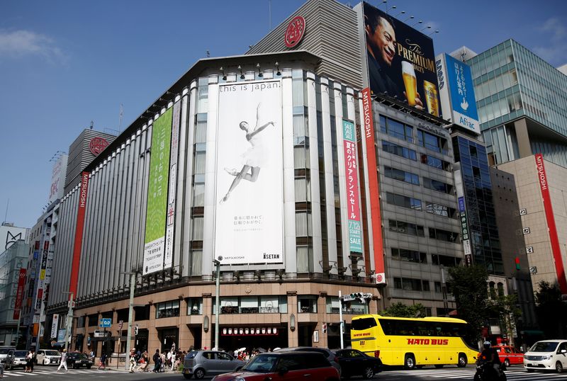 &copy; Reuters. ６月２３日　日本百貨店協会が２３日発表した５月の全国百貨店売上高は、店舗数調整後で前年比５７．８％と大幅に増加し、３８８２億円と３カ月連続プラスになった。写真は都内で２０