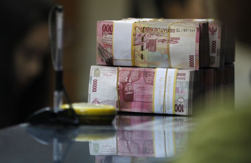 &copy; Reuters. 　６月２３日、インドネシア中央銀行は、政策金利の７日物リバースレポ金利を３．５０％に据え置いた。写真はルピア紙幣。ジャカルタで２０１３年６月撮影（２０２２年　ロイター/Enny 