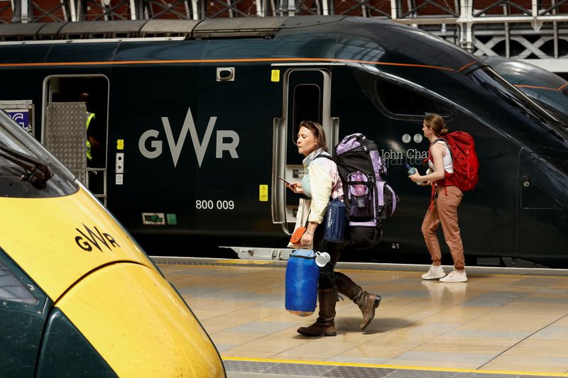 &copy; Reuters. ركاب في محطة بادينجتون للقطارات في لندن أثناء إضراب شل حركة السكك الحديدية البريطانية يوم الأربعاء. تصوير: بيتر تشيبورا _ رويترز. 
