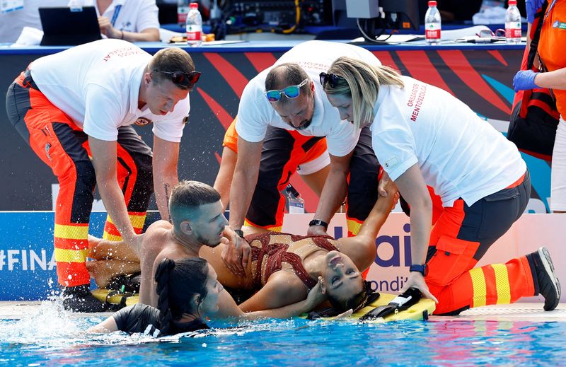 &copy; Reuters. السباحة الأمريكية أنيتا ألفاريز تتلقى رعاية طبية بعد انقاذها من الغرق أثناء مشاركتها في بطولة العالم في بودابست عاصمة المجر يوم الأربعاء. ت
