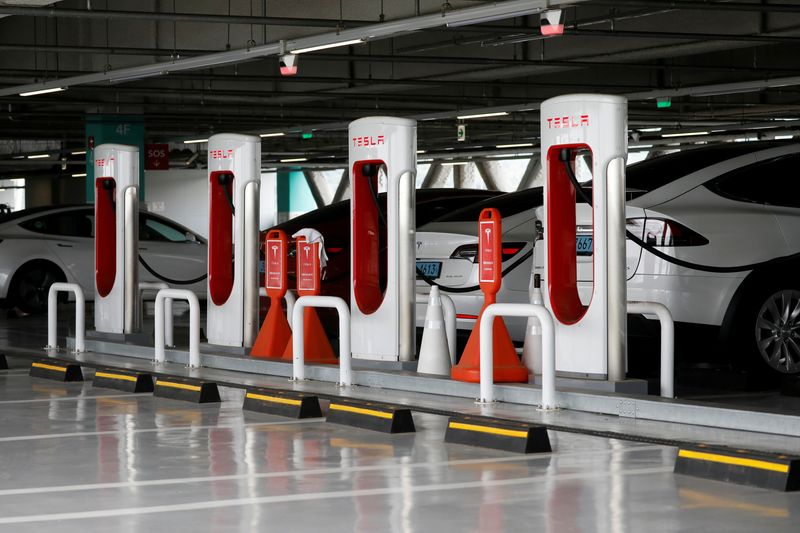 © Reuters. FILE PHOTO: Tesla electric vehicles are charged at a Tesla Supercharger charging station in Hanam, South Korea, July 6, 2020.  REUTERS/Kim Hong-Ji/File Photo