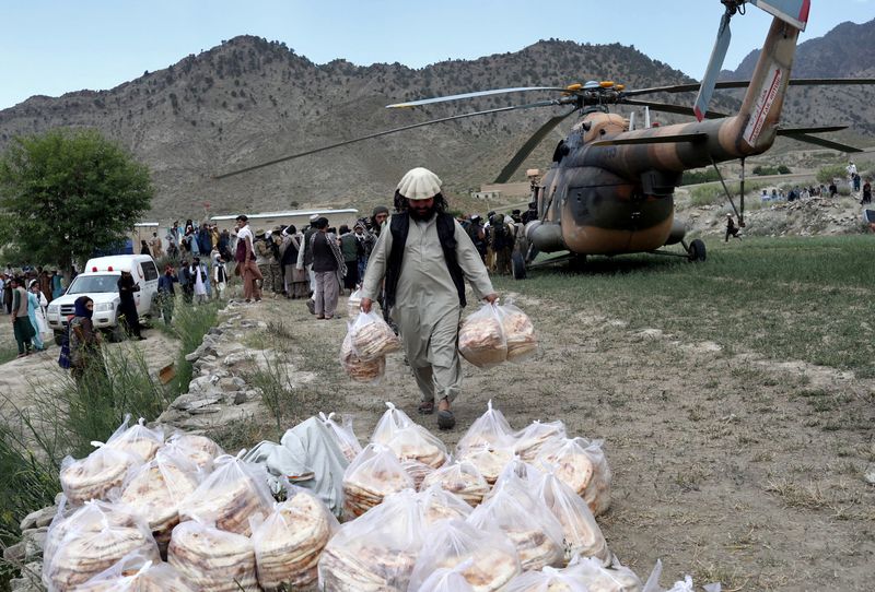 &copy; Reuters. L'aide a commencé à arriver jeudi dans une région reculée de l'Afghanistan où un séisme de 6,1, près de la frontière avec le Pakistan, a fait mercredi un millier de morts, mais les conditions d'accès difficiles entravent les efforts de secours. /