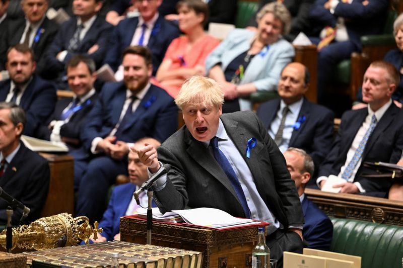 &copy; Reuters. El primer ministro británico, Boris Johnson, habla durante una sesión en la Cámara de los Comunes en Londres, Reino Unido. 22 junio 2022. Parlamento de Reino Unido/Jessica Taylor/entrega vía Reuters