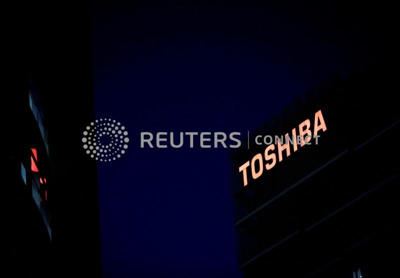 &copy; Reuters. Il logo di Toshiba a Kawasaki, Giappone. 10 giugno 2021.   REUTERS/Kim Kyung-Hoon/File Photo