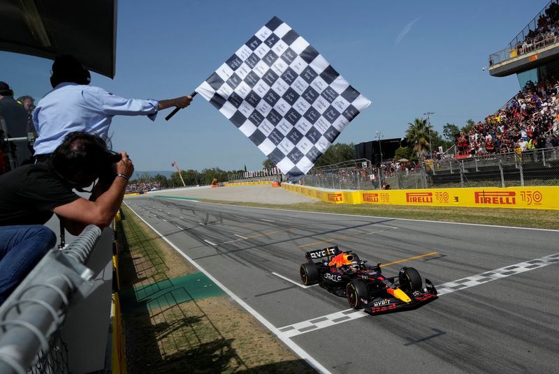 &copy; Reuters. FOTO DE ARCHIVO: Fórmula Uno F1 - Gran Premio de España - Circuito de Barcelona-Catalunya, Barcelona, España - 22 de mayo de 2022. Max Verstappen, de Red Bull, cruza la línea de meta para ganar la carrera. Pool via REUTERS/Manu Fernandez 