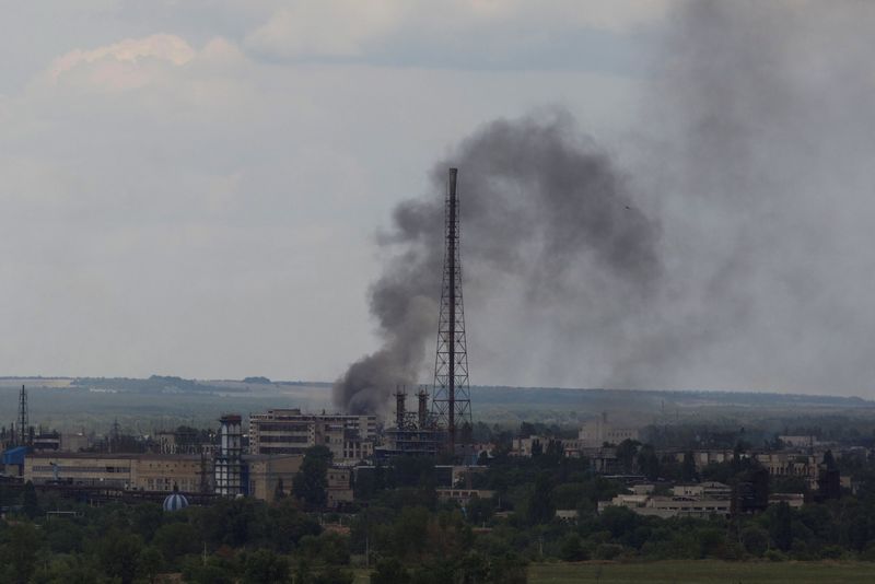 &copy; Reuters. Imagen de archivo de una columna de humo después de un ataque militar en un complejo de la Planta Química Azot de Severodonetsk, mientras continúa el ataque de Rusia a Ucrania, en Lisichansk, región de Lugansk, Ucrania. 18 de junio, 2022. REUTERS/Anna